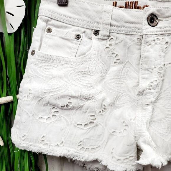 Dollhouse Denim Lace Distressed Shorts White Size 6 - Picture 4 of 6